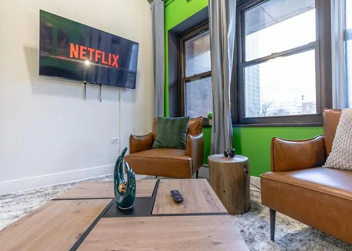 Modern 3br In South Loop With Optional Parking And Gym Access Near Mccormick Place, Chinatown And Soldier Field