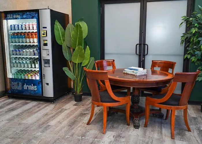 Modern 3br In South Loop With Optional Parking And Gym Access Near Mccormick Place, Chinatown And Soldier Field *